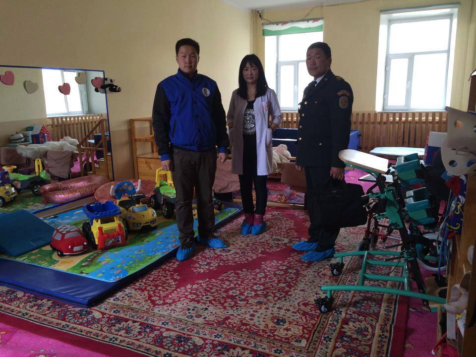 Хорих ангийн хүмүүжигч сарын цалингаа хүүхдийн сувилалд хандивлалаа